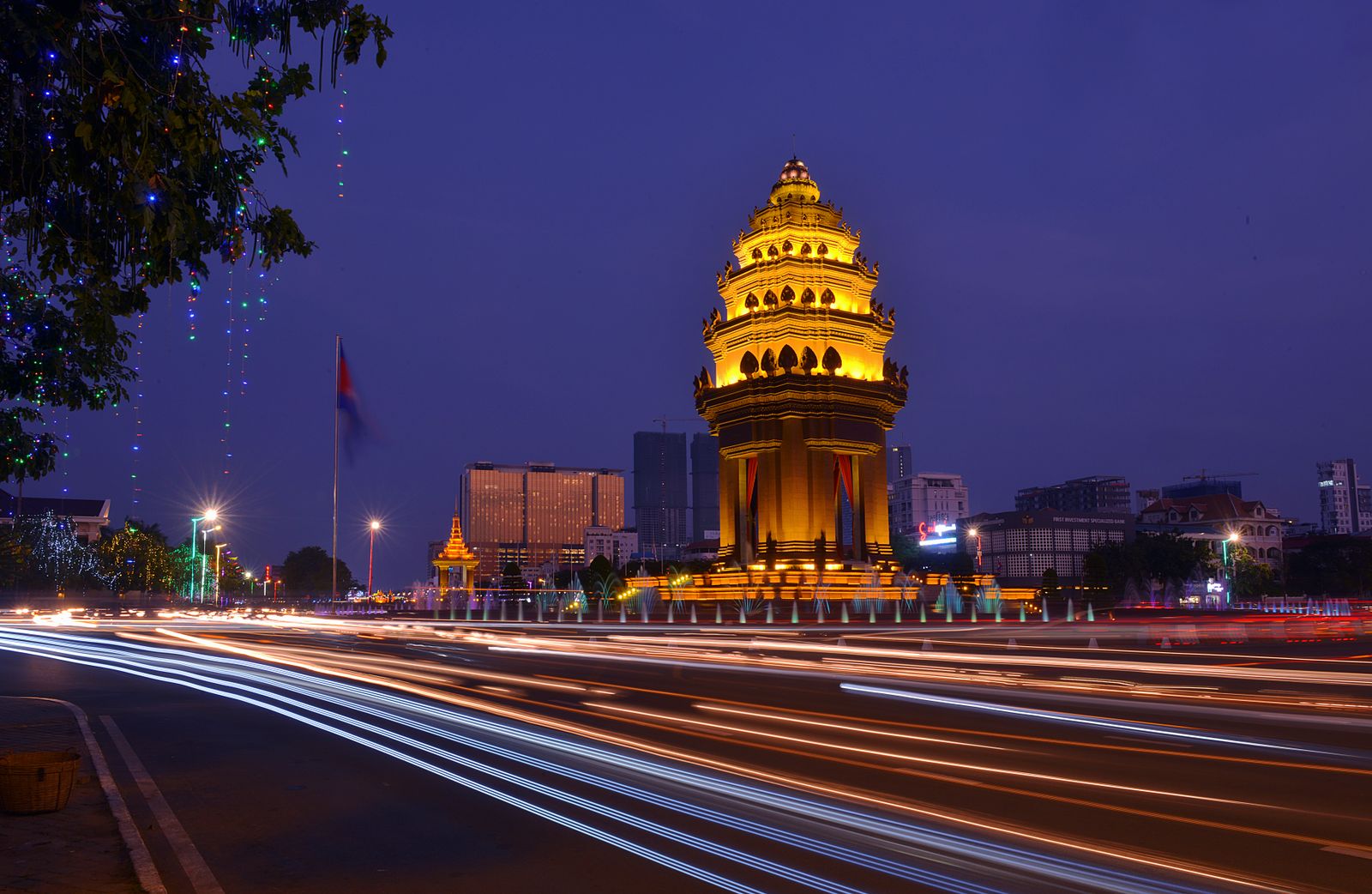 The Independence Monument in Phnom Penh at night