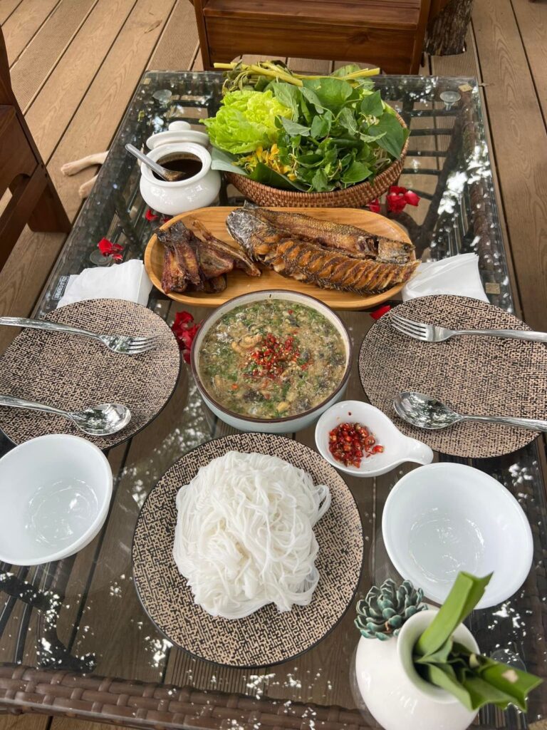 Open-air dining at Sea River Lodge, Srae Ambel