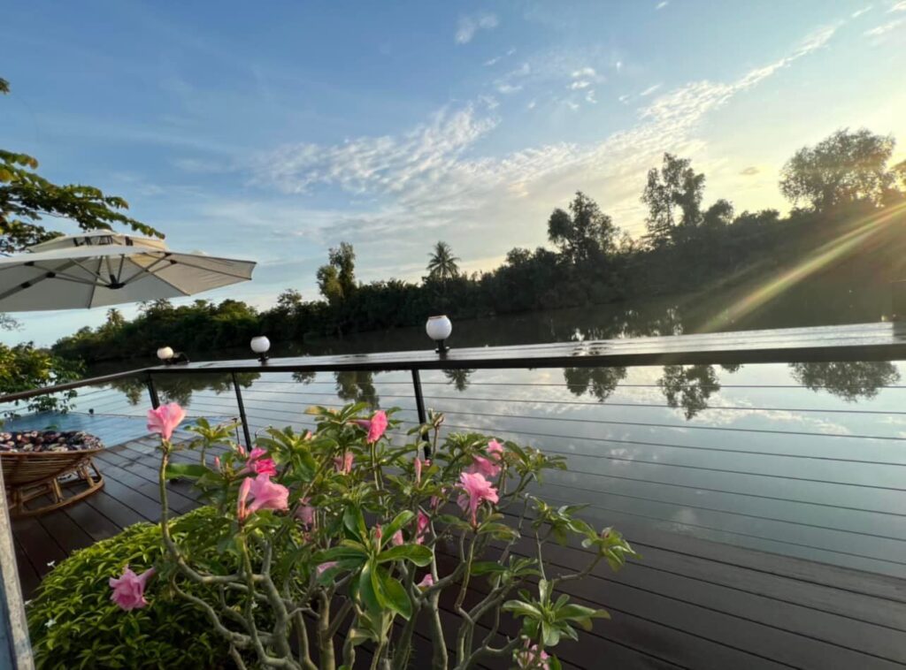 Sea River Lodge on the river at Srae Ambel, Koh Kong province, Cambodia