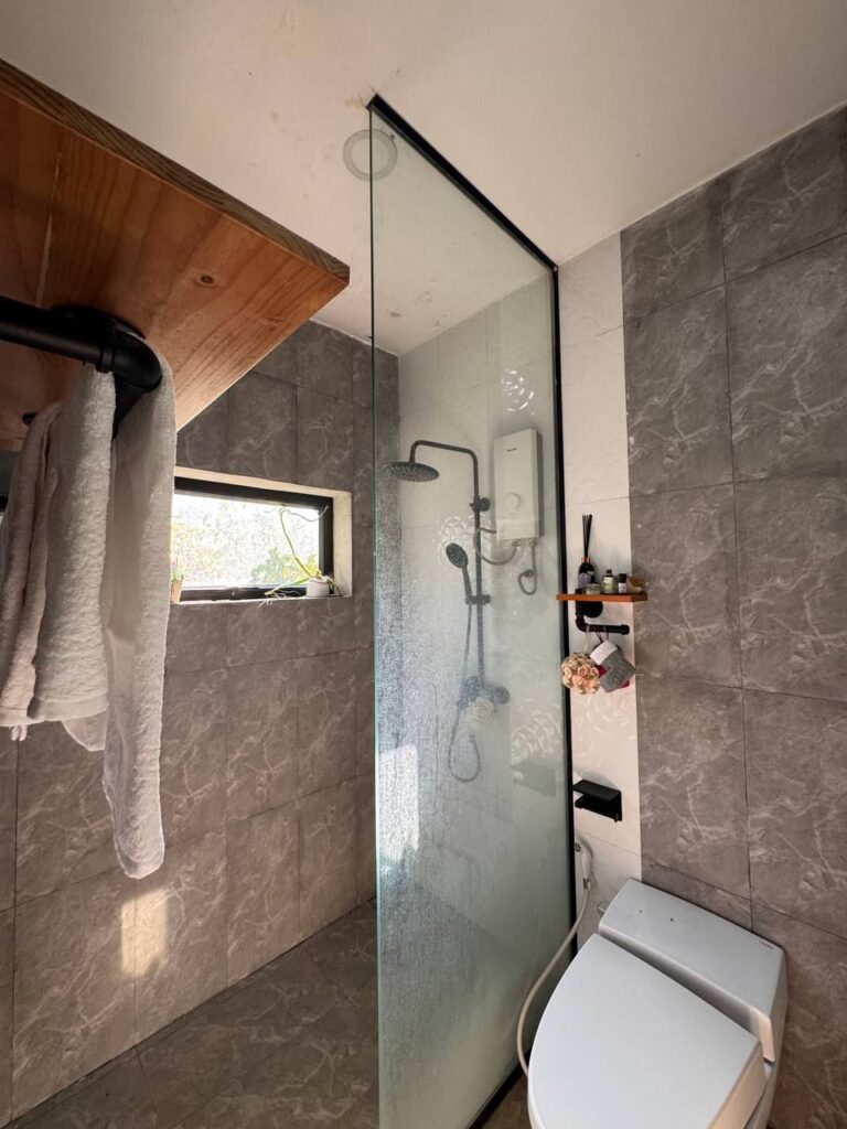 Bathroom in the Romduol Luxury House, Sea River Lodge